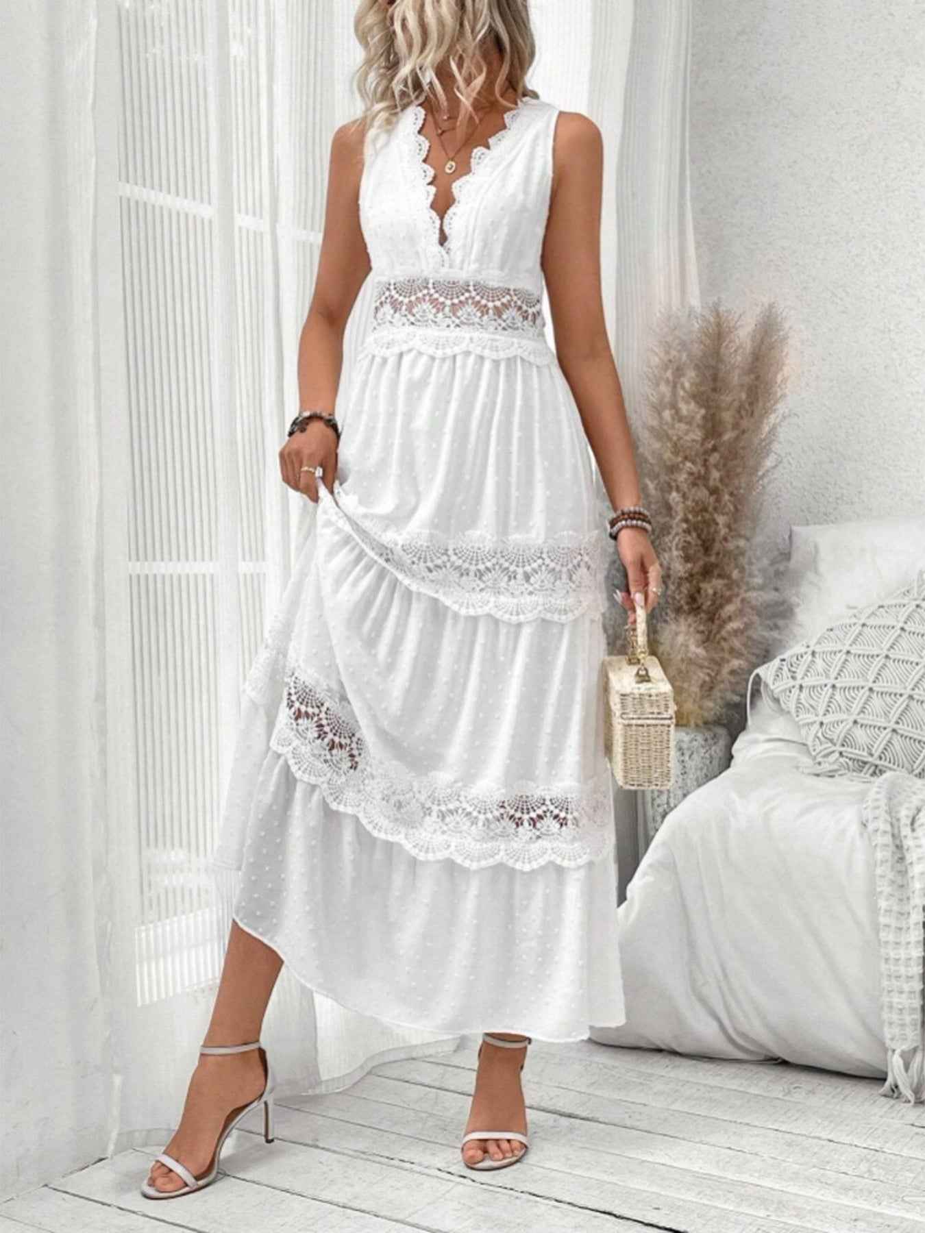 Robe maxi sans manches en plumetis blanc à dentelle et liens noués