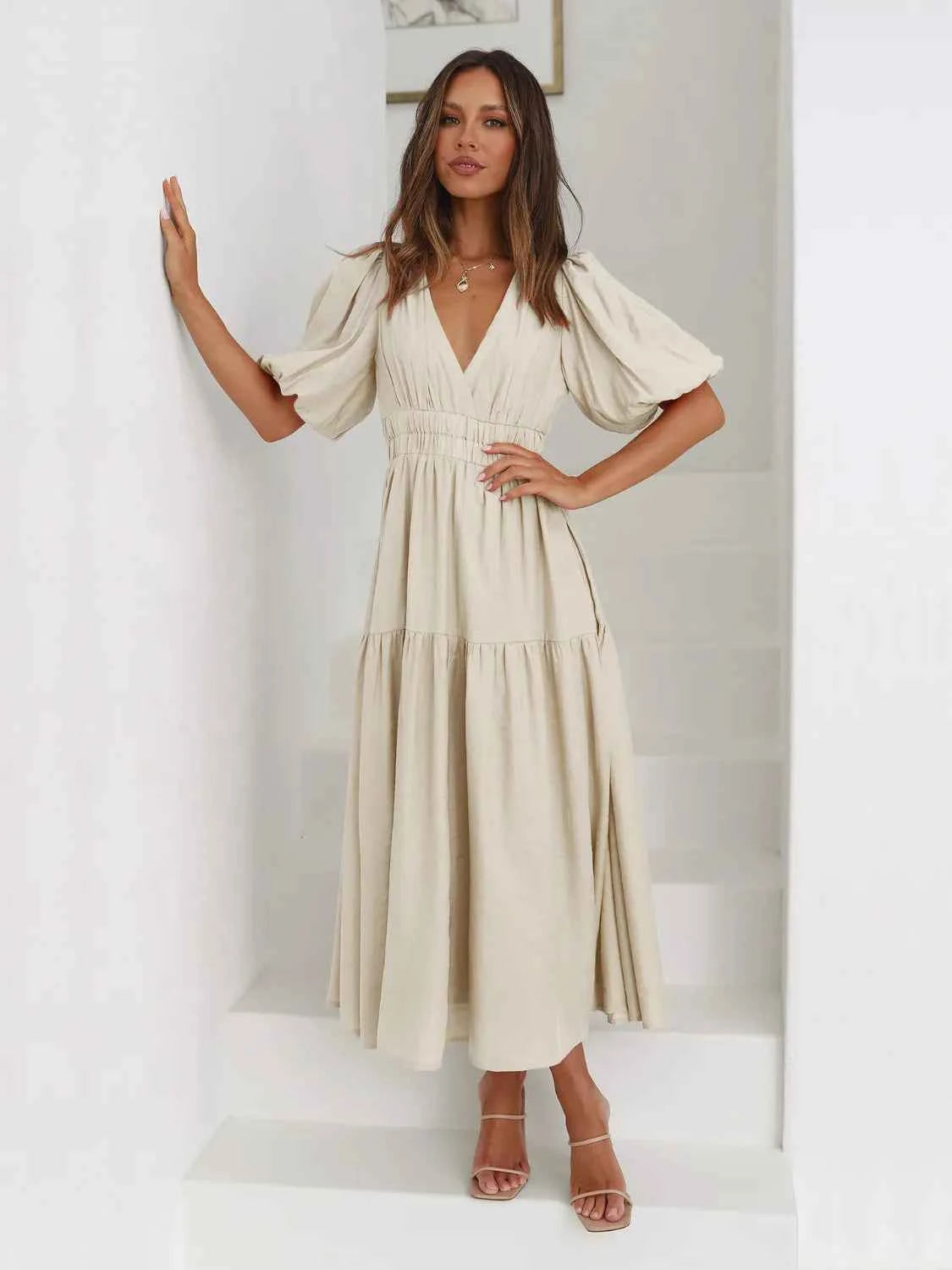 Robe midi croisée à étages et manches mi-longues