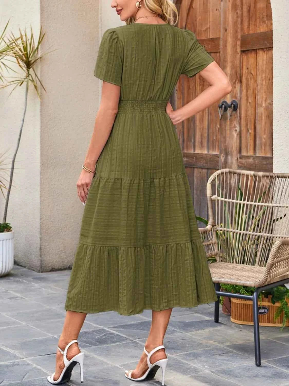 Robe à jupe étagée, col cranté et manches courtes