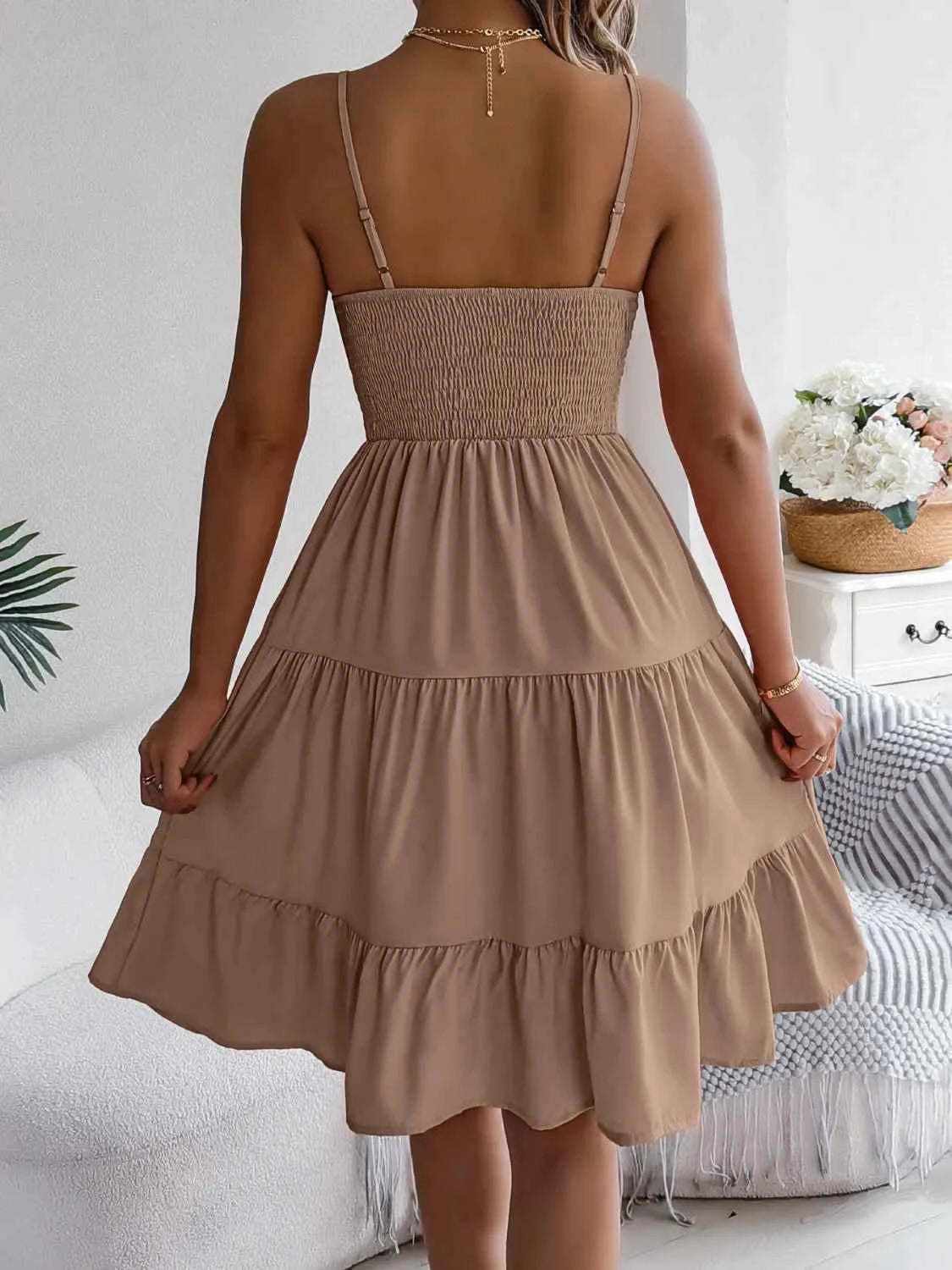 Robe camisole à dos smocké et jupe étagée
