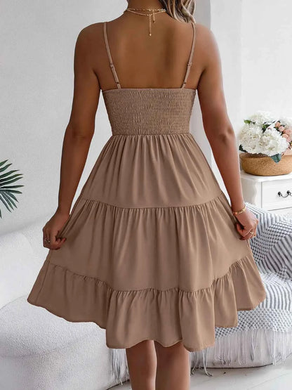 Robe camisole à dos smocké et jupe étagée