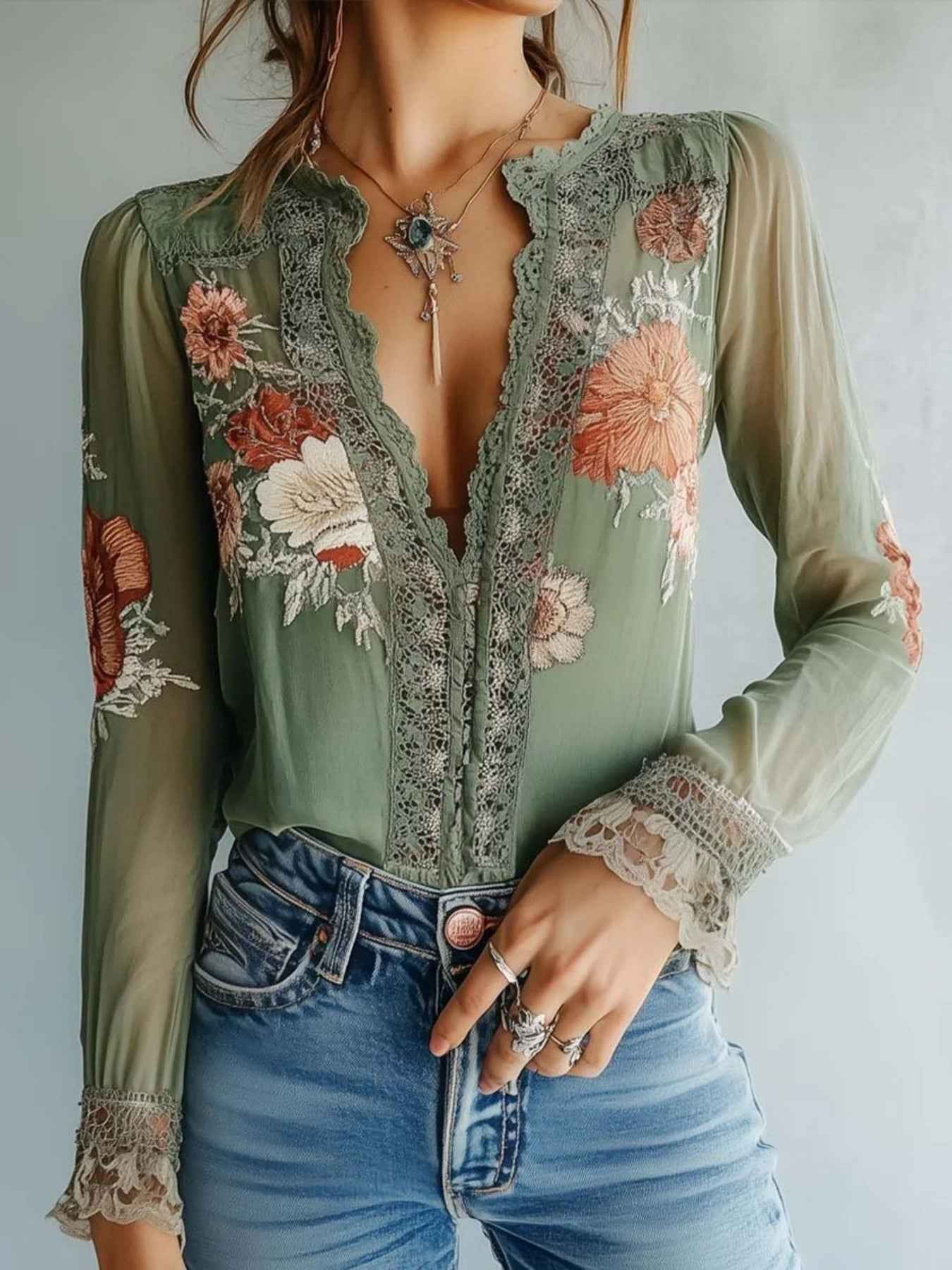 Blouse fleurie avec détail en dentelle