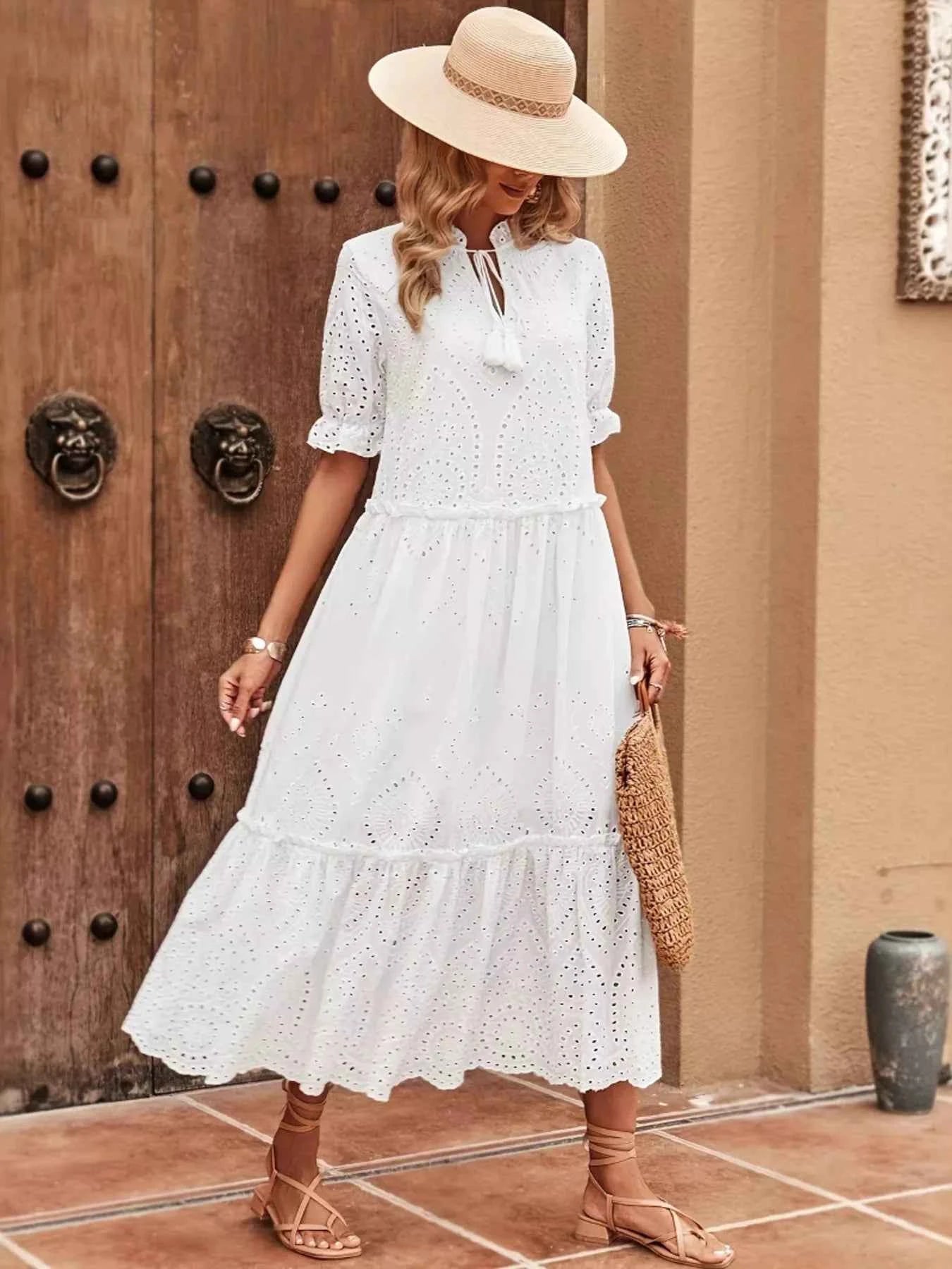 Robe midi brodée à encolure nouée et manches courtes