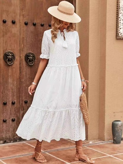 Robe midi brodée à encolure nouée et manches courtes
