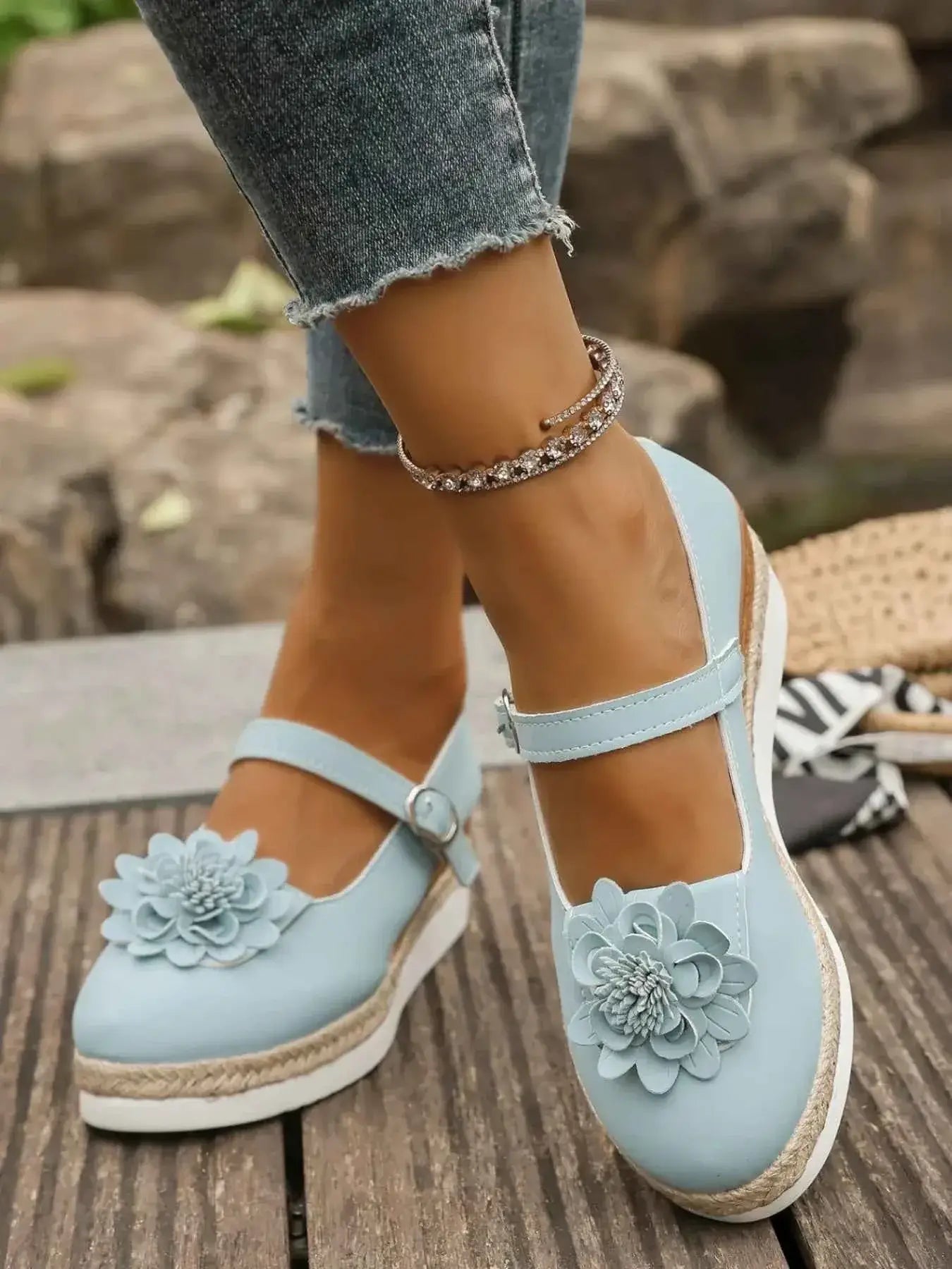 Mary Jane ornées de fleurs à talon bas