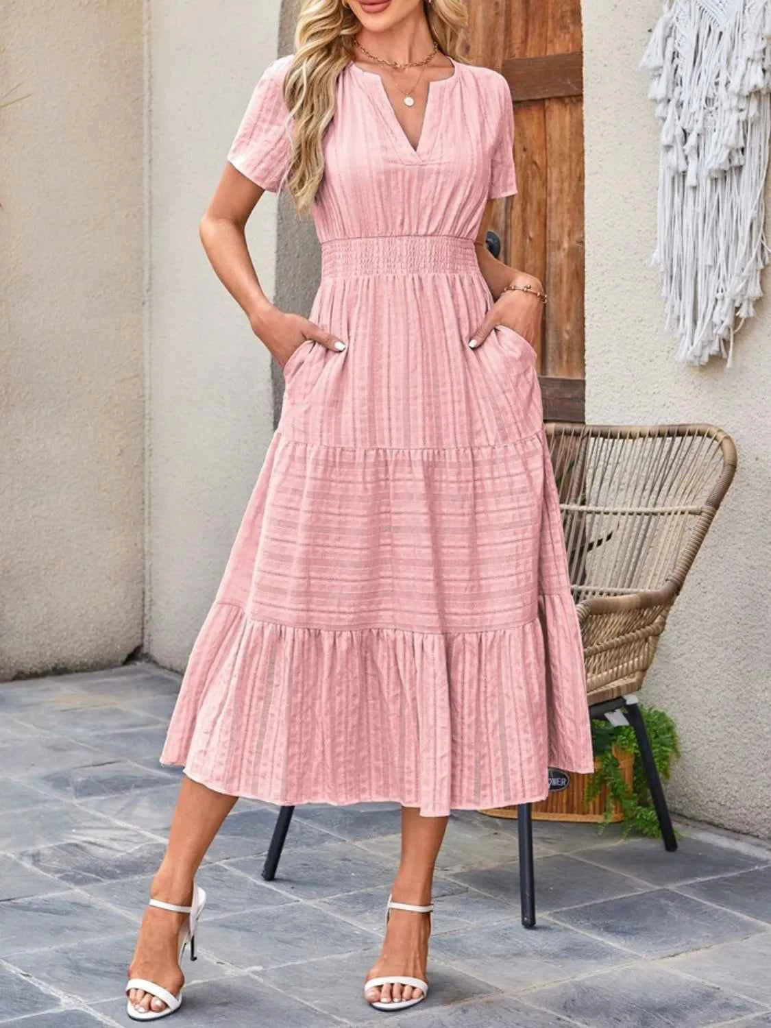 Robe à jupe étagée, col cranté et manches courtes