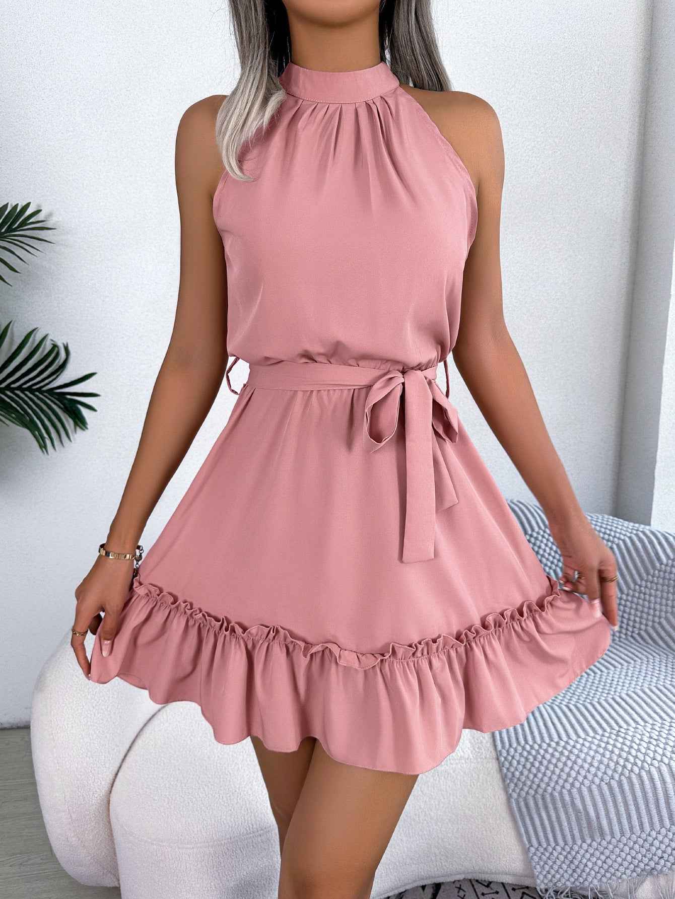 Robe ligne A à col halter et ourlet volanté avec ceinture