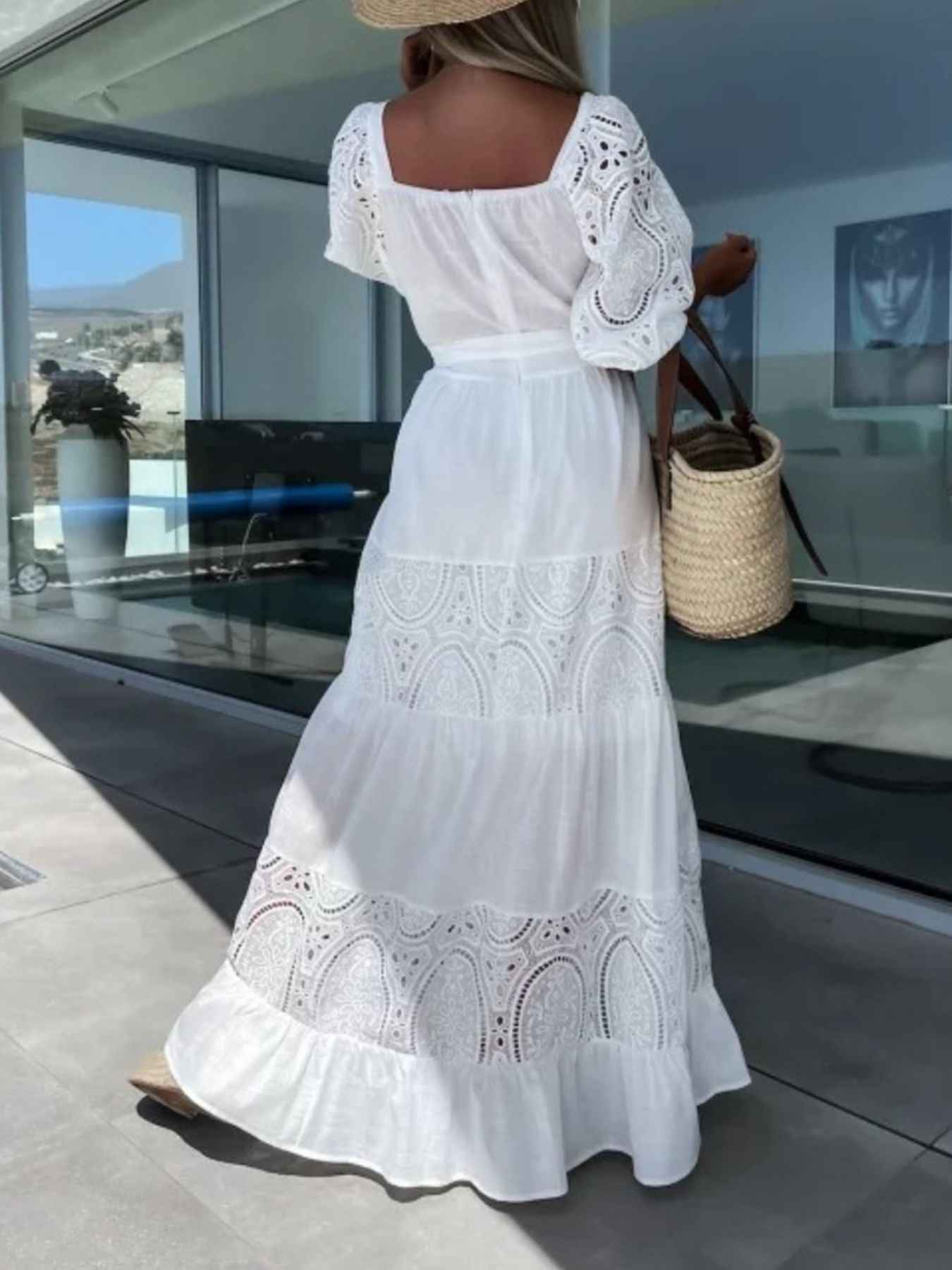 Robe maxi à volants étagés, manches en dentelle et ceinture nouée