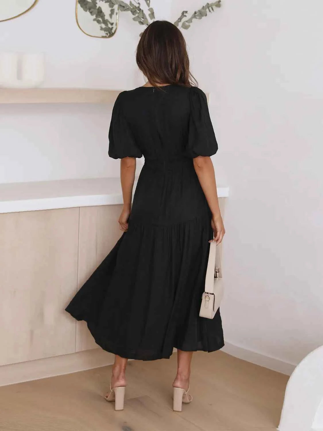 Robe midi croisée à étages et manches mi-longues