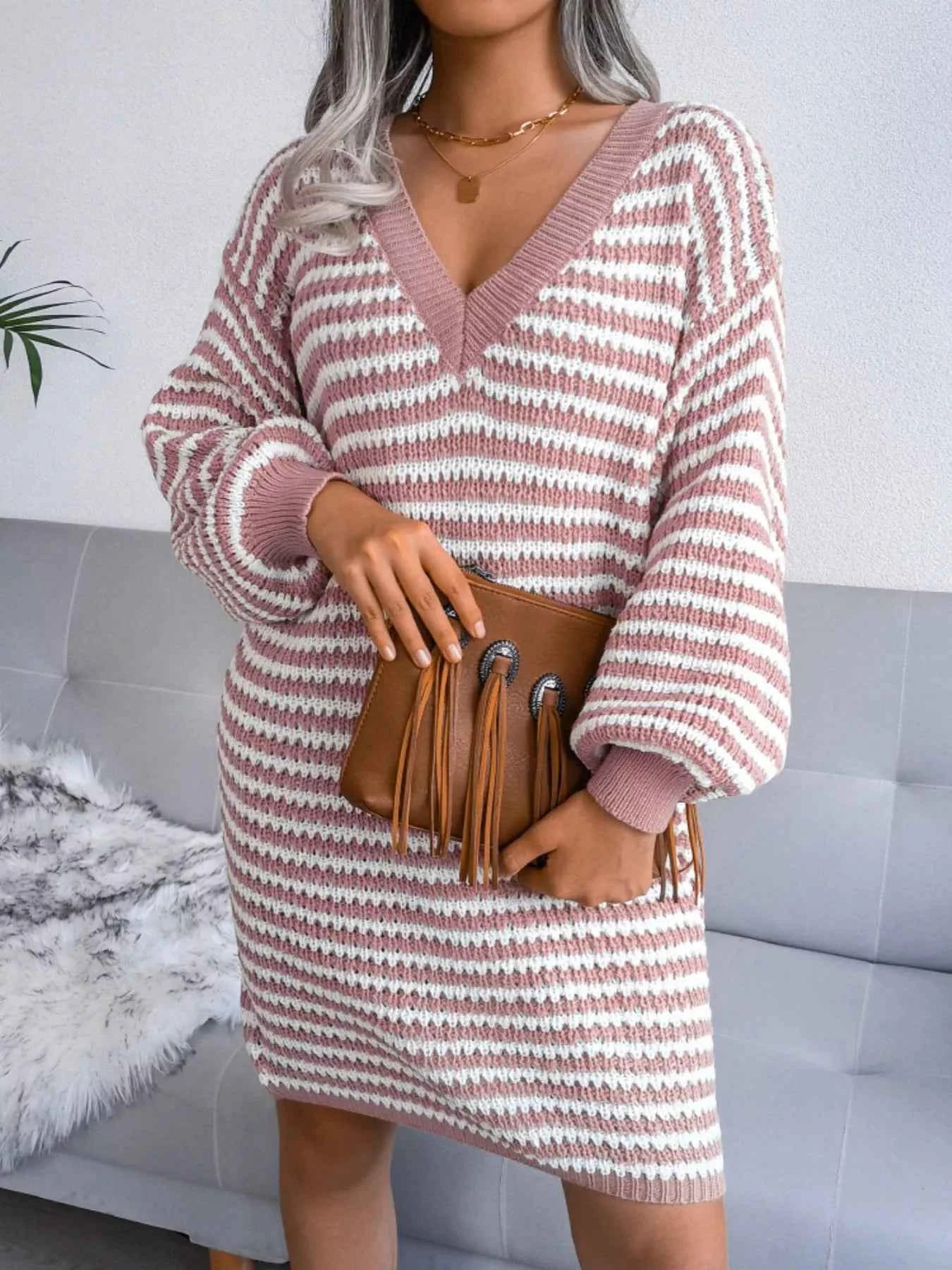 Robe pull rayée à col V et manches longues