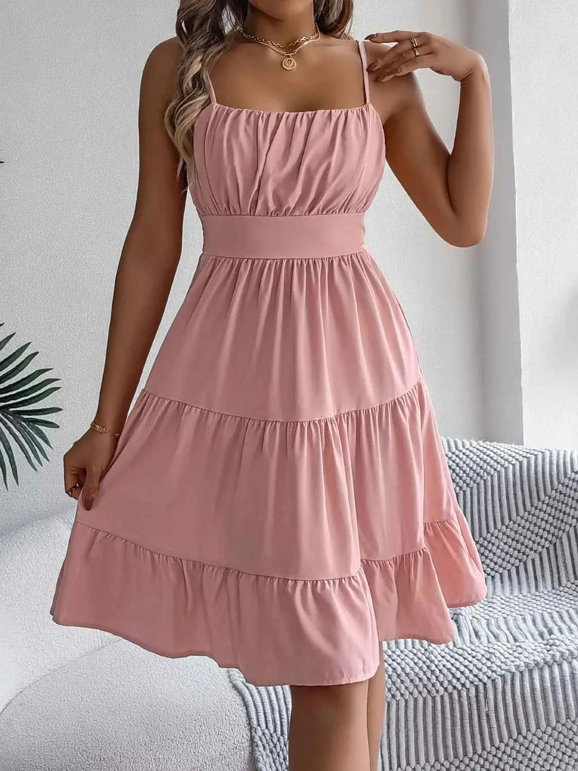 Robe camisole à dos smocké et jupe étagée