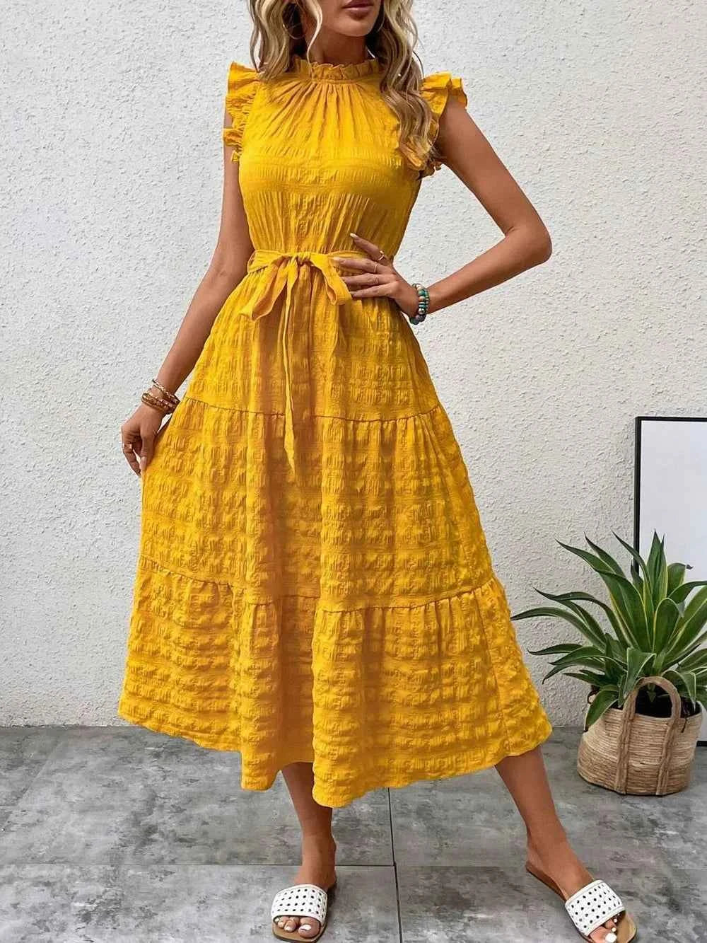 Robe midi à manches courtes, volants et lien à nouer