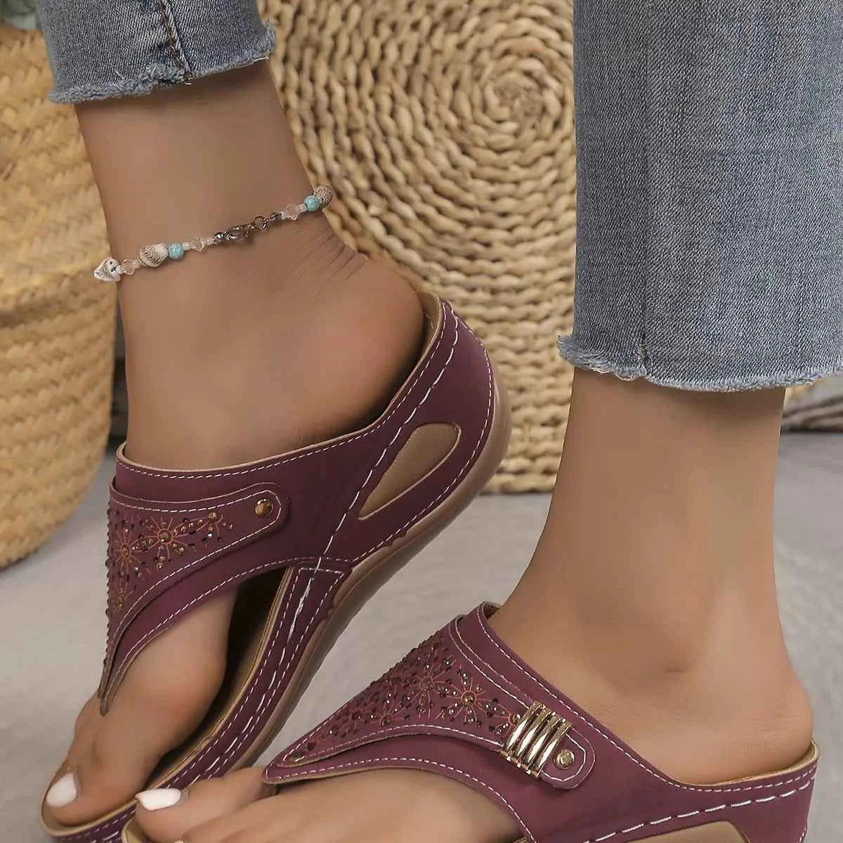 Sandales compensées tong ornées de strass
