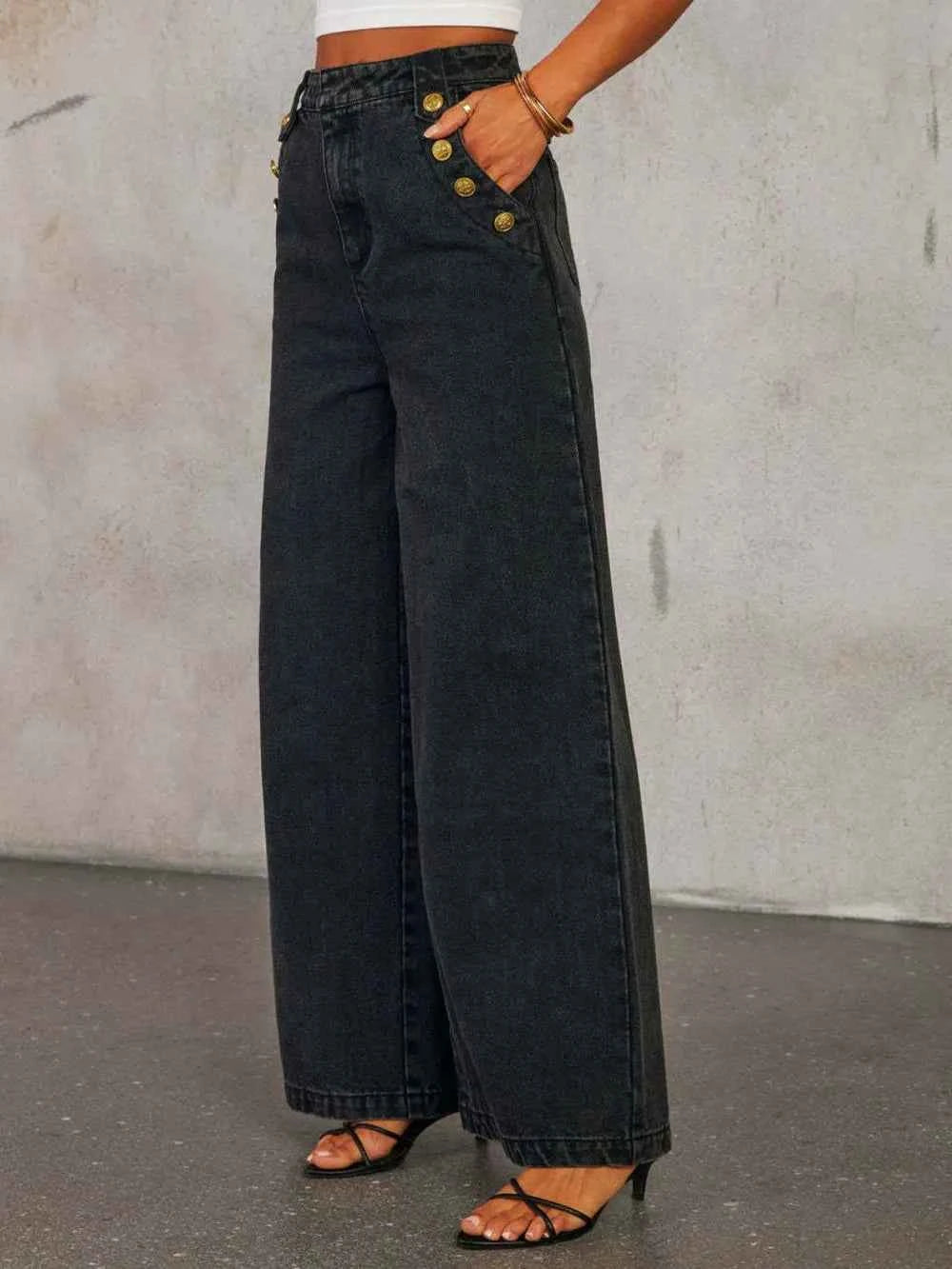 Jean taille haute à jambe large et décor boutons