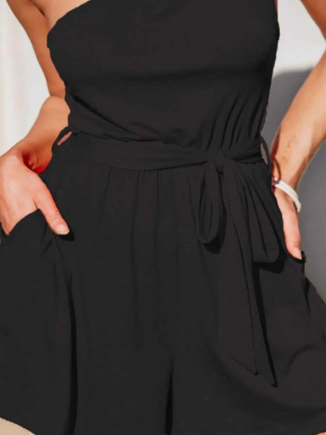 Combishort à épaule asymétrique et lien à la taille