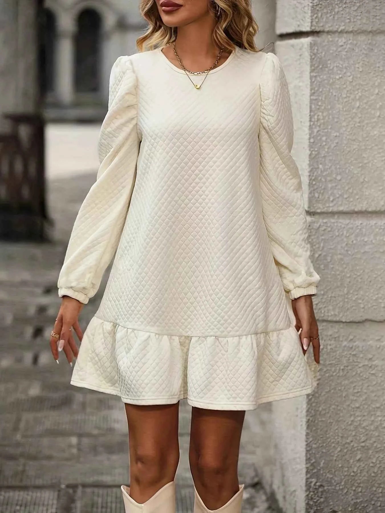Robe courte à manches bouffantes et ourlet volanté