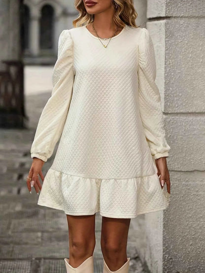 Robe courte à manches bouffantes et ourlet volanté