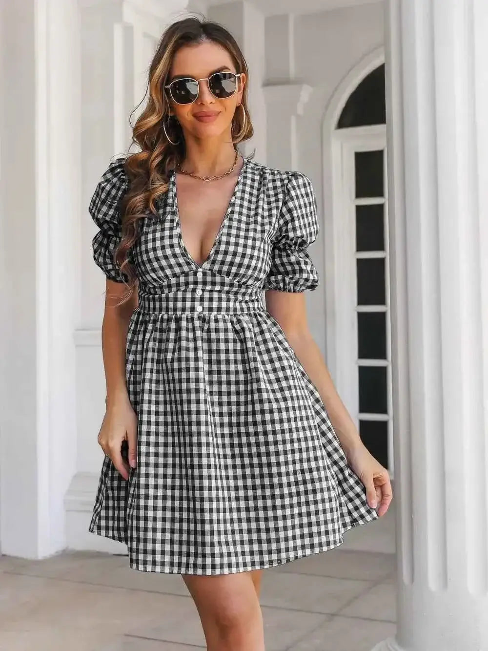 Robe courte à carreaux et boutons décoratifs, manches courtes