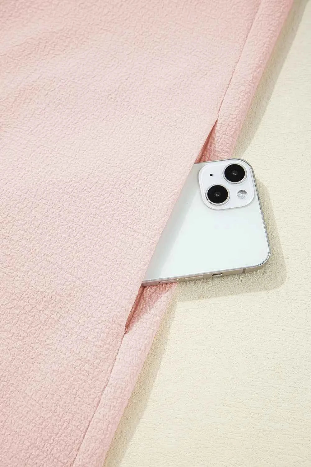 Mini-robe à volants et nœud dans le dos