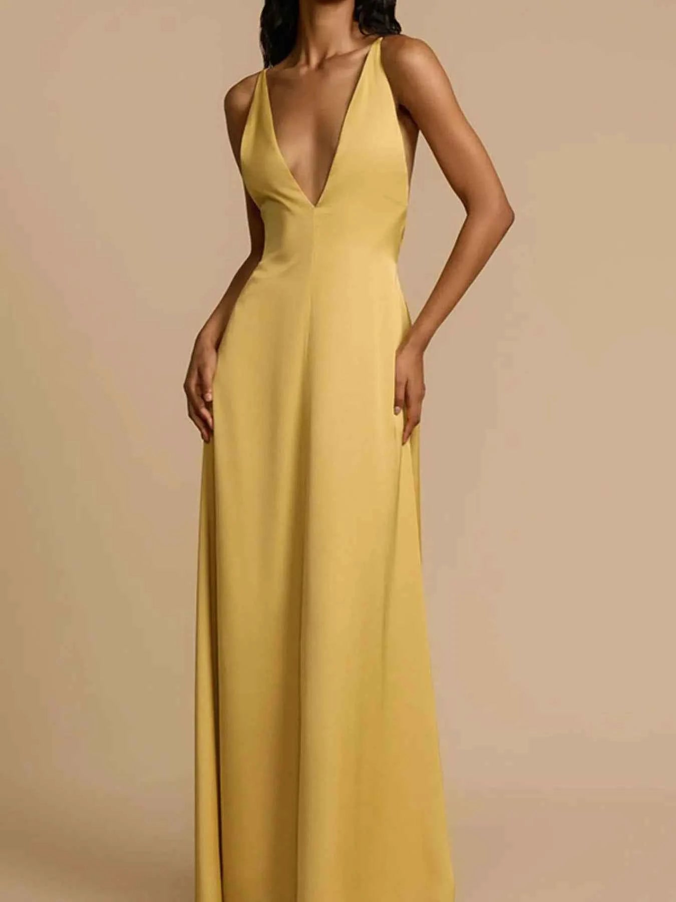 Robe maxi col V profond, dos nu et croisé dans le dos