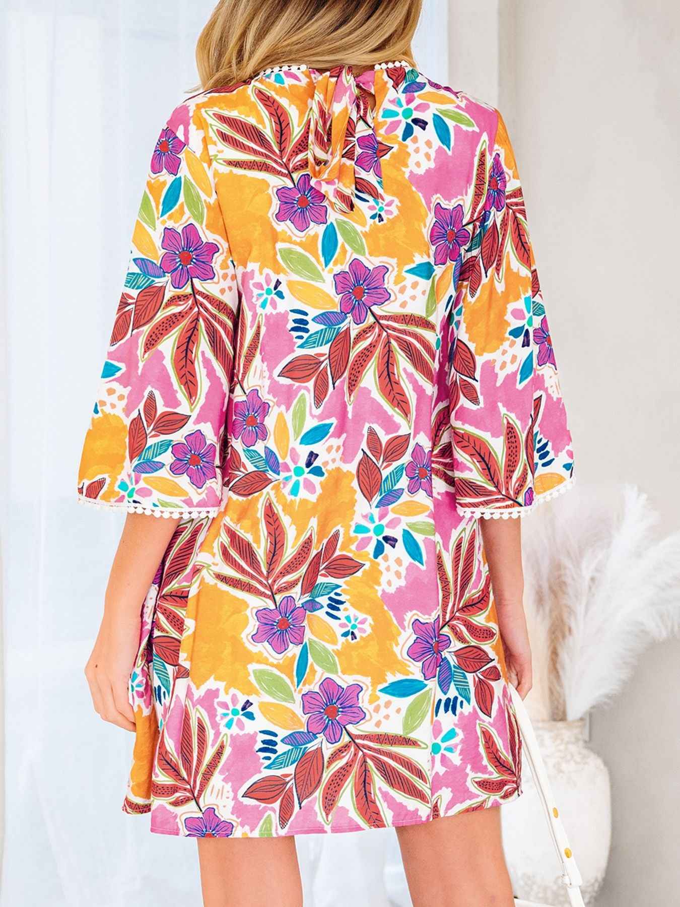 Robe mini swing à imprimé floral, dentelle, lien dos et manches cloche