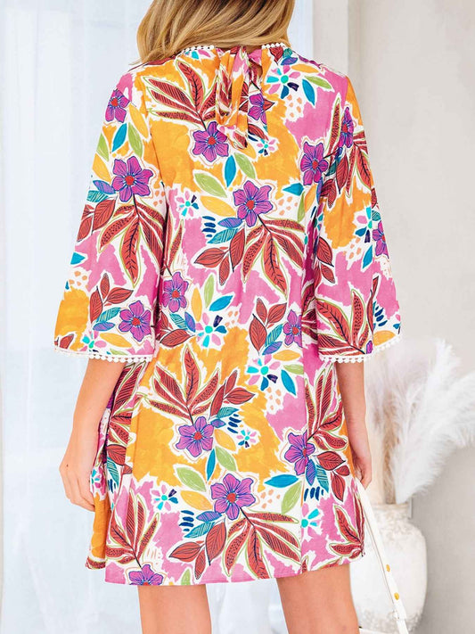Robe mini swing à imprimé floral, dentelle, lien dos et manches cloche