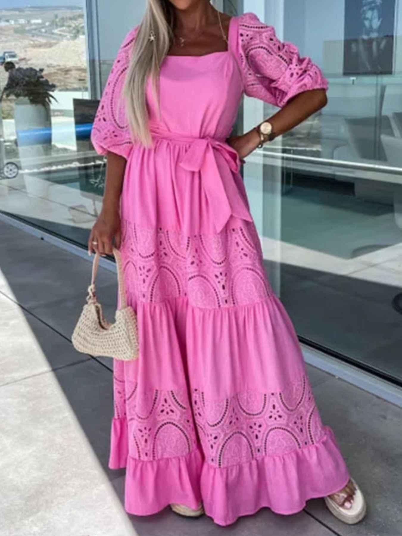 Robe maxi à volants étagés, manches en dentelle et ceinture nouée