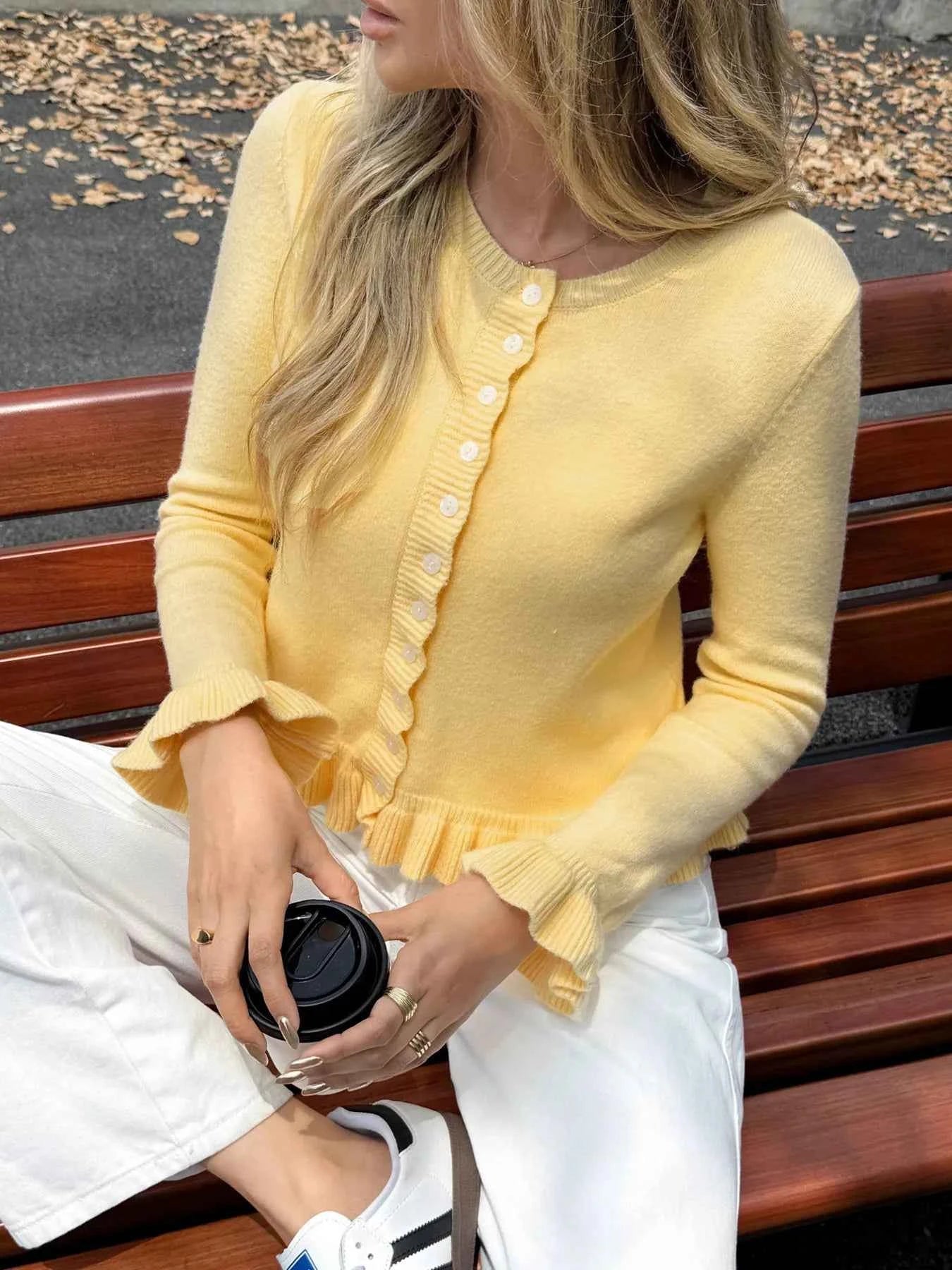 Cardigan en maille boutonné à volants