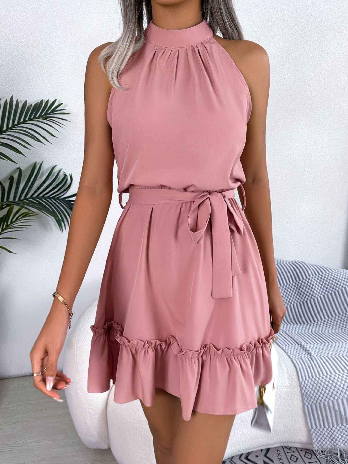 Robe ligne A à col halter et ourlet volanté avec ceinture