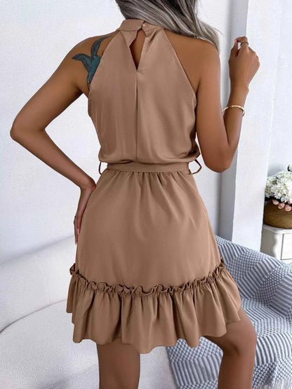 Robe ligne A à col halter et ourlet volanté avec ceinture