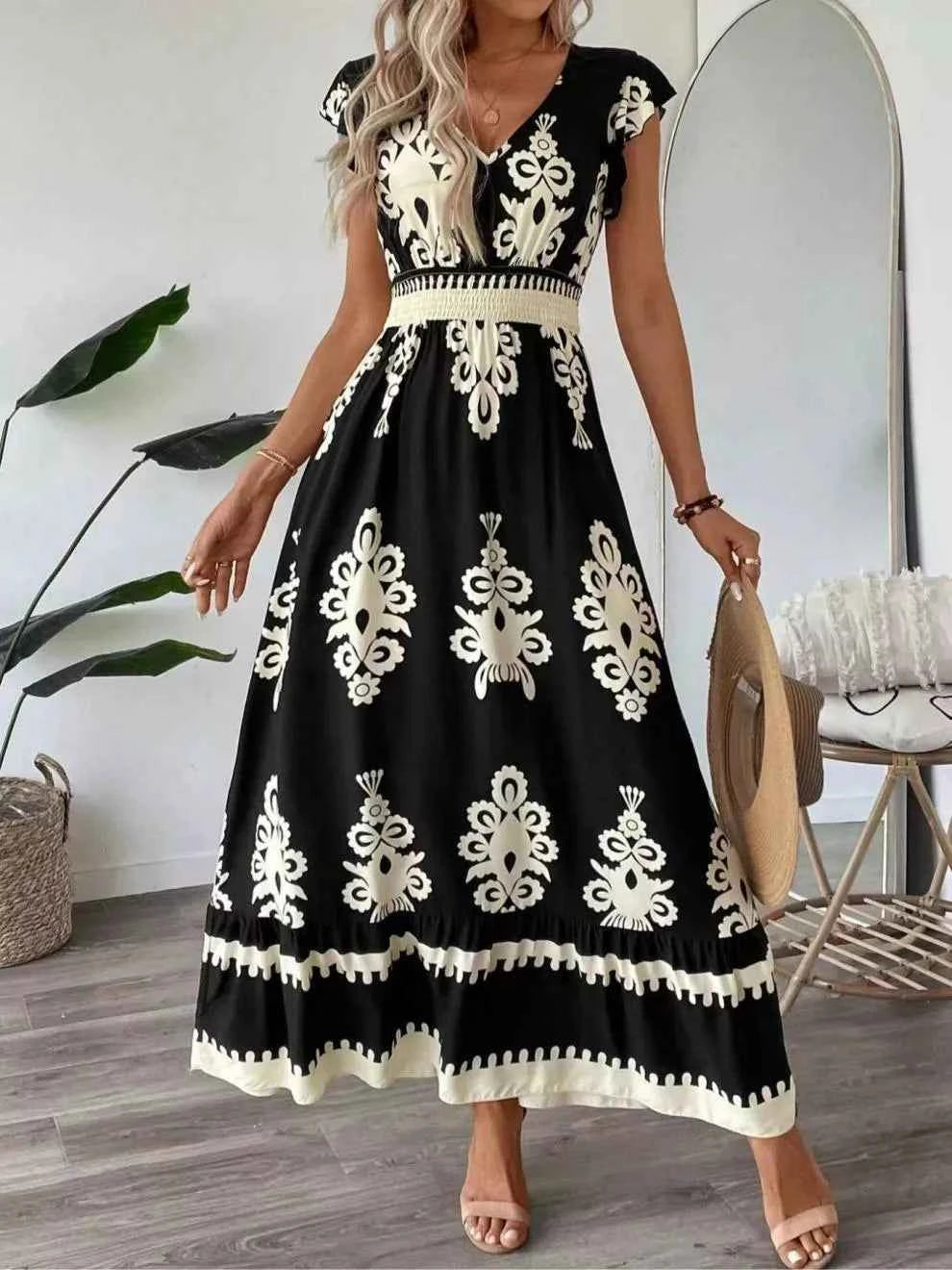 Robe à imprimé, col V et manches courtes à volants