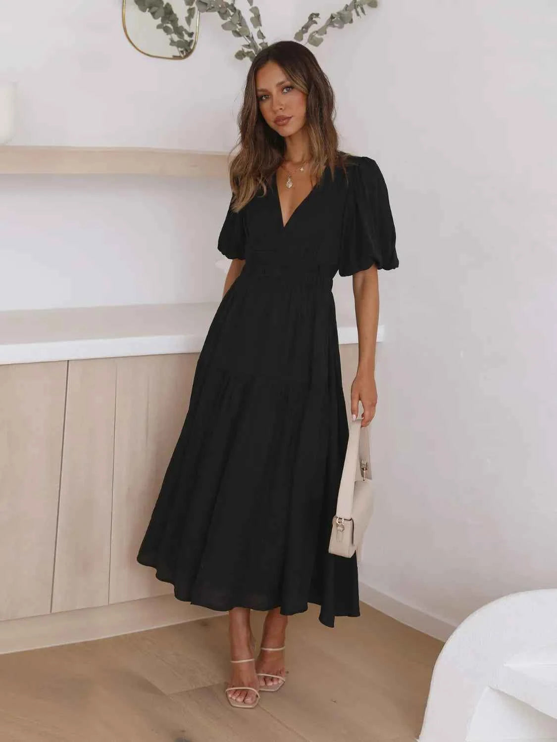 Robe midi croisée à étages et manches mi-longues