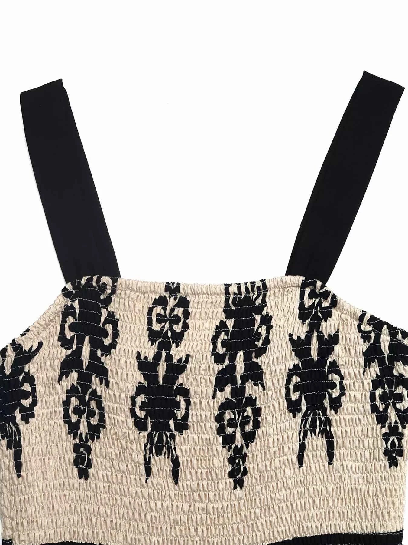 Robe à bretelles larges smockée et volants étagés