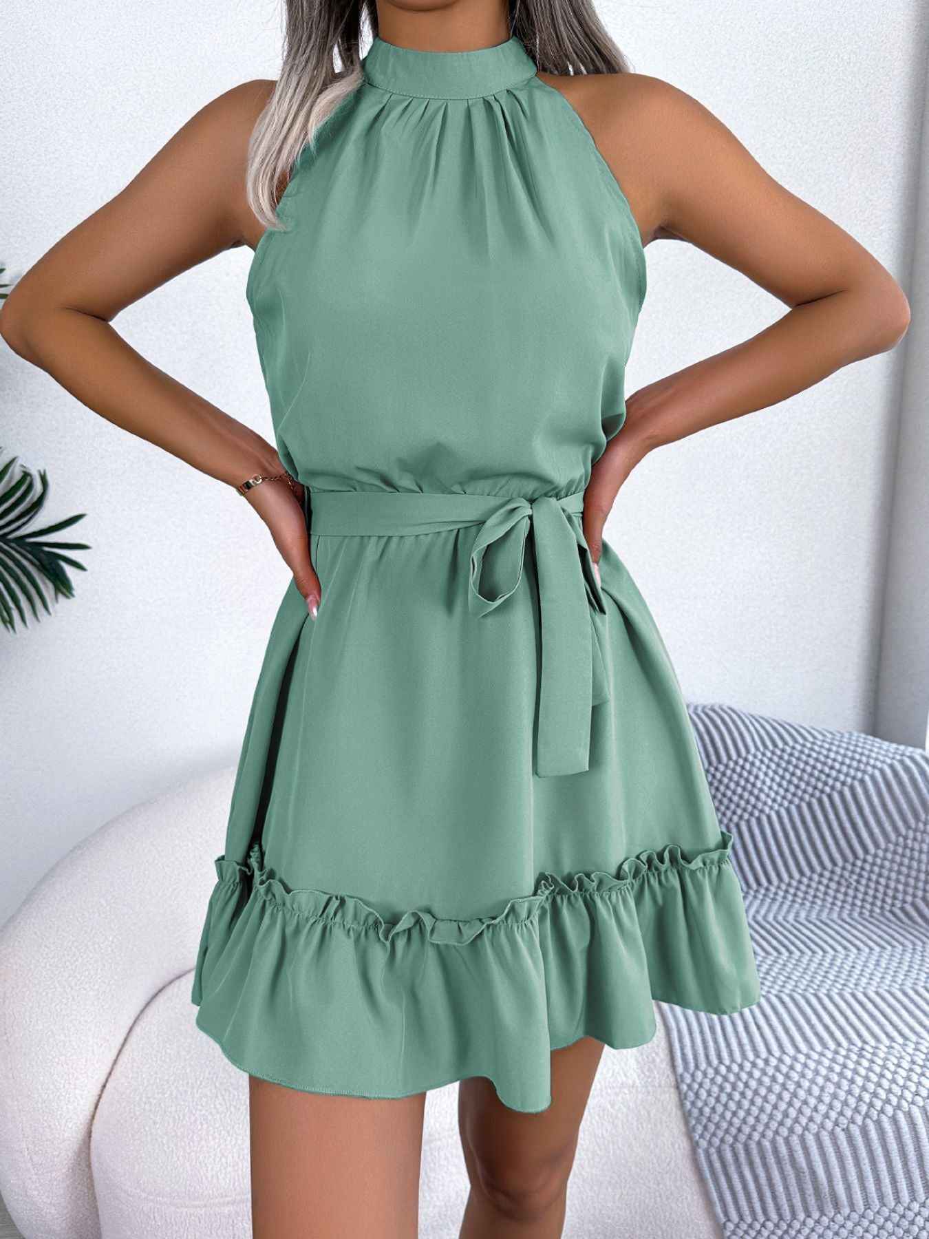 Robe ligne A à col halter et ourlet volanté avec ceinture