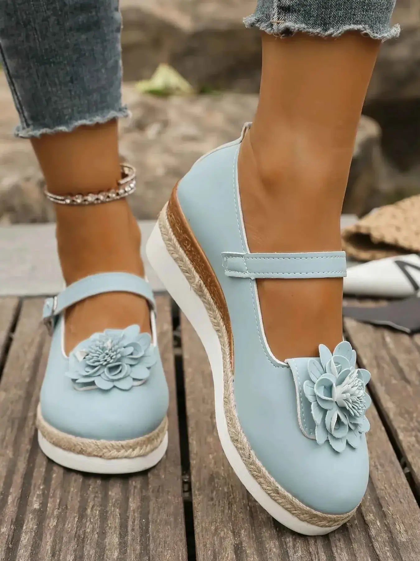 Mary Jane ornées de fleurs à talon bas