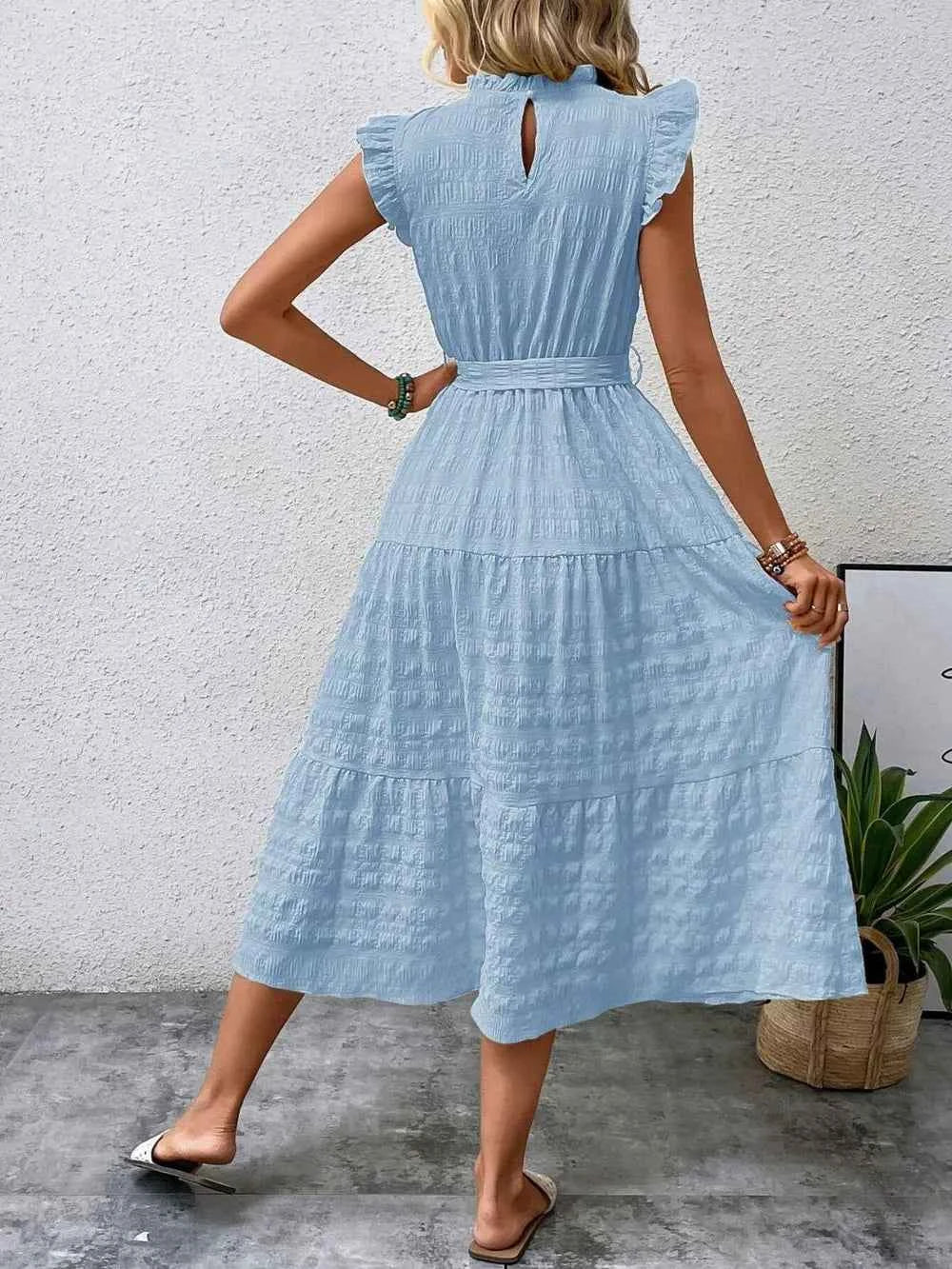 Robe midi à manches courtes, volants et lien à nouer