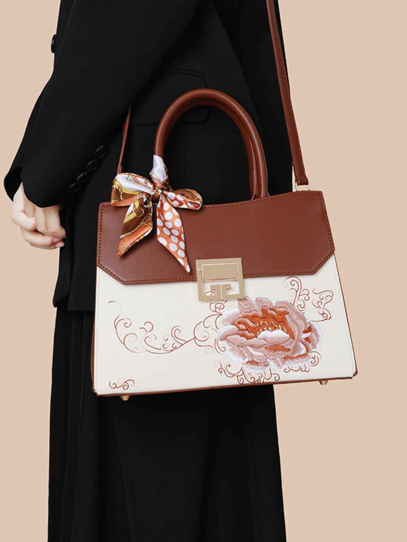 Sac à main en cuir de vachette à ornement floral