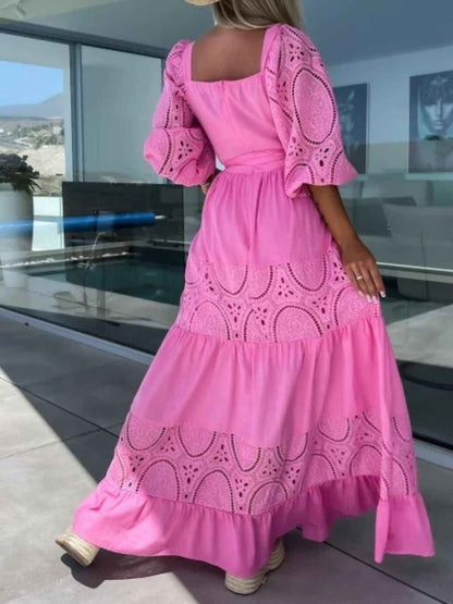 Robe maxi à volants étagés, manches en dentelle et ceinture nouée