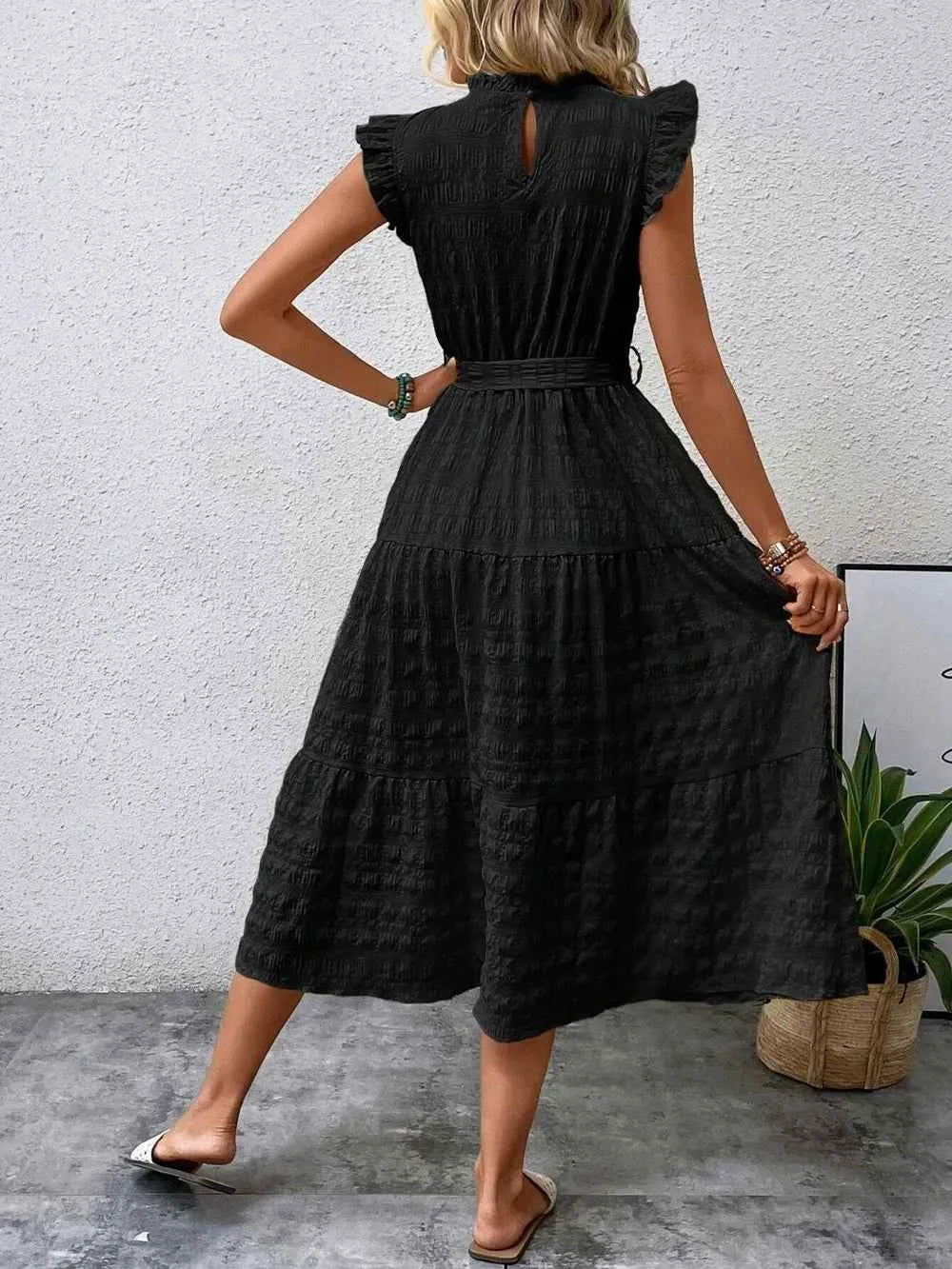 Robe midi à manches courtes, volants et lien à nouer