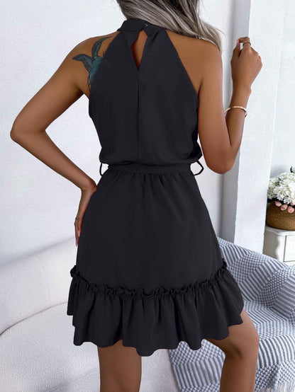 Robe ligne A à col halter et ourlet volanté avec ceinture