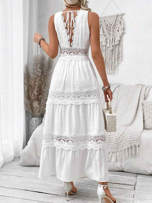 Robe maxi sans manches en plumetis blanc à dentelle et liens noués