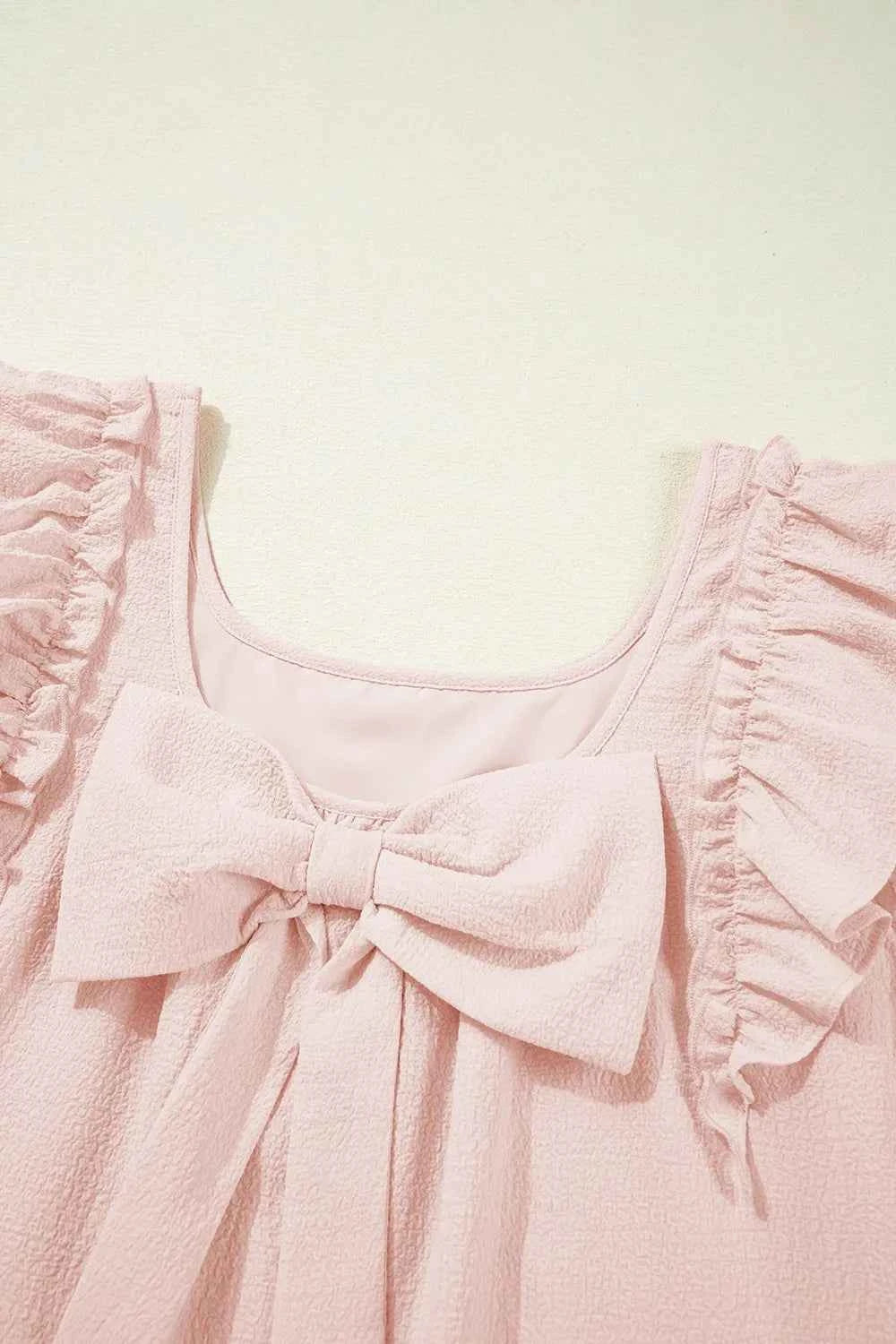 Mini-robe à volants et nœud dans le dos