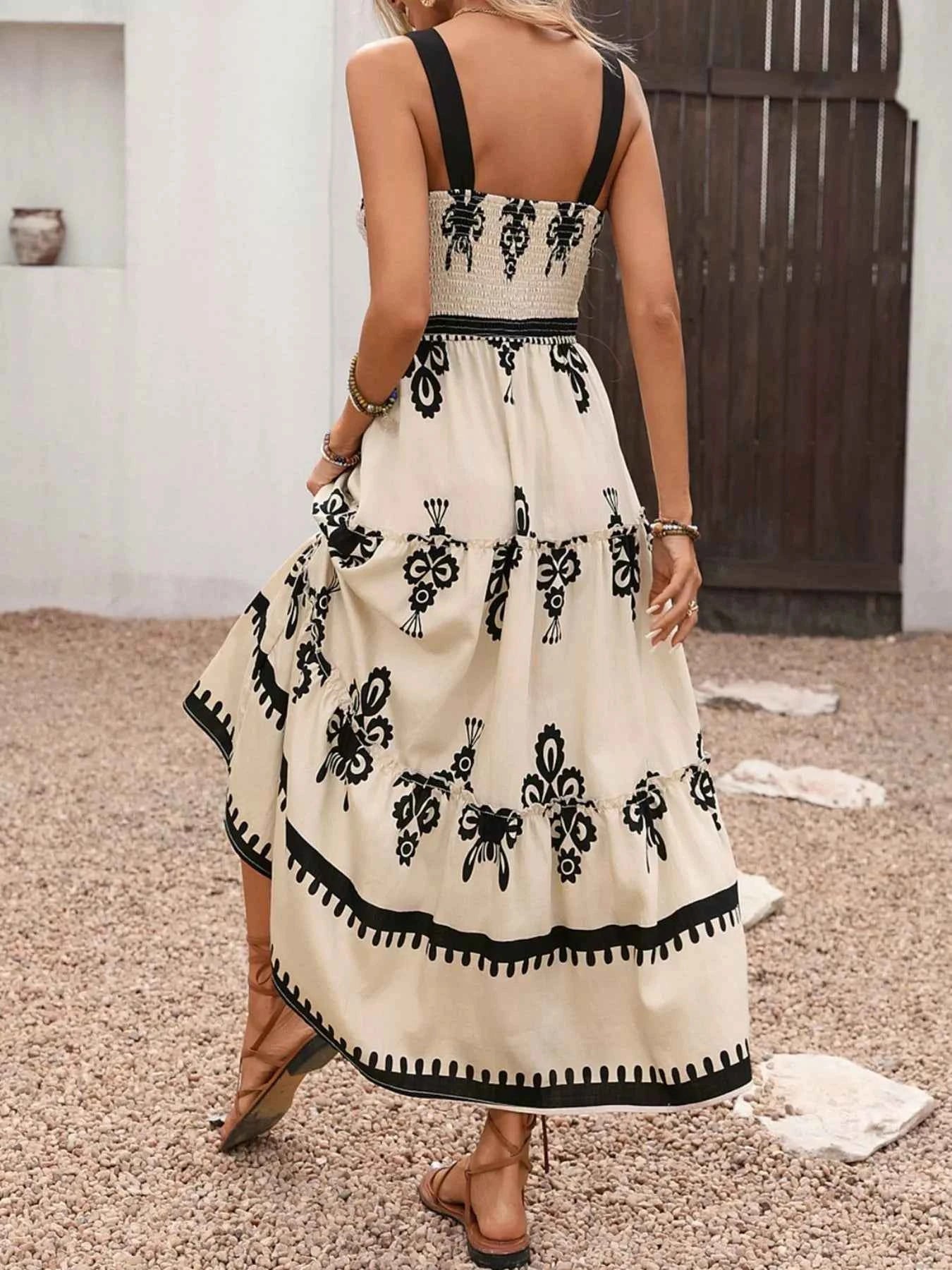 Robe à bretelles larges smockée et volants étagés