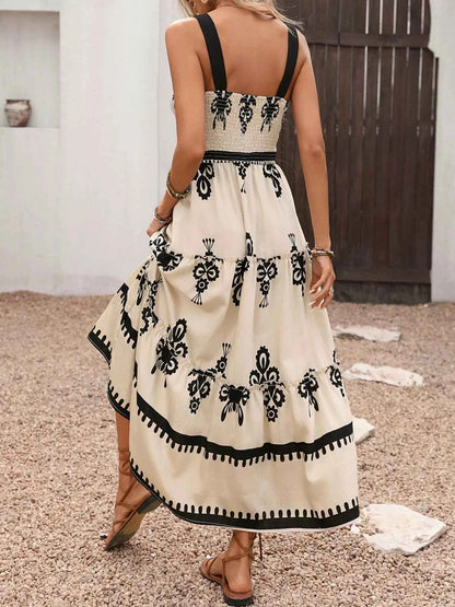 Robe à bretelles larges smockée et volants étagés