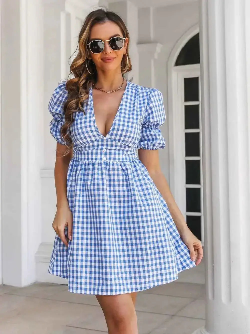 Robe courte à carreaux et boutons décoratifs, manches courtes