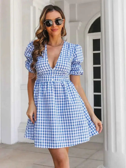 Robe courte à carreaux et boutons décoratifs, manches courtes