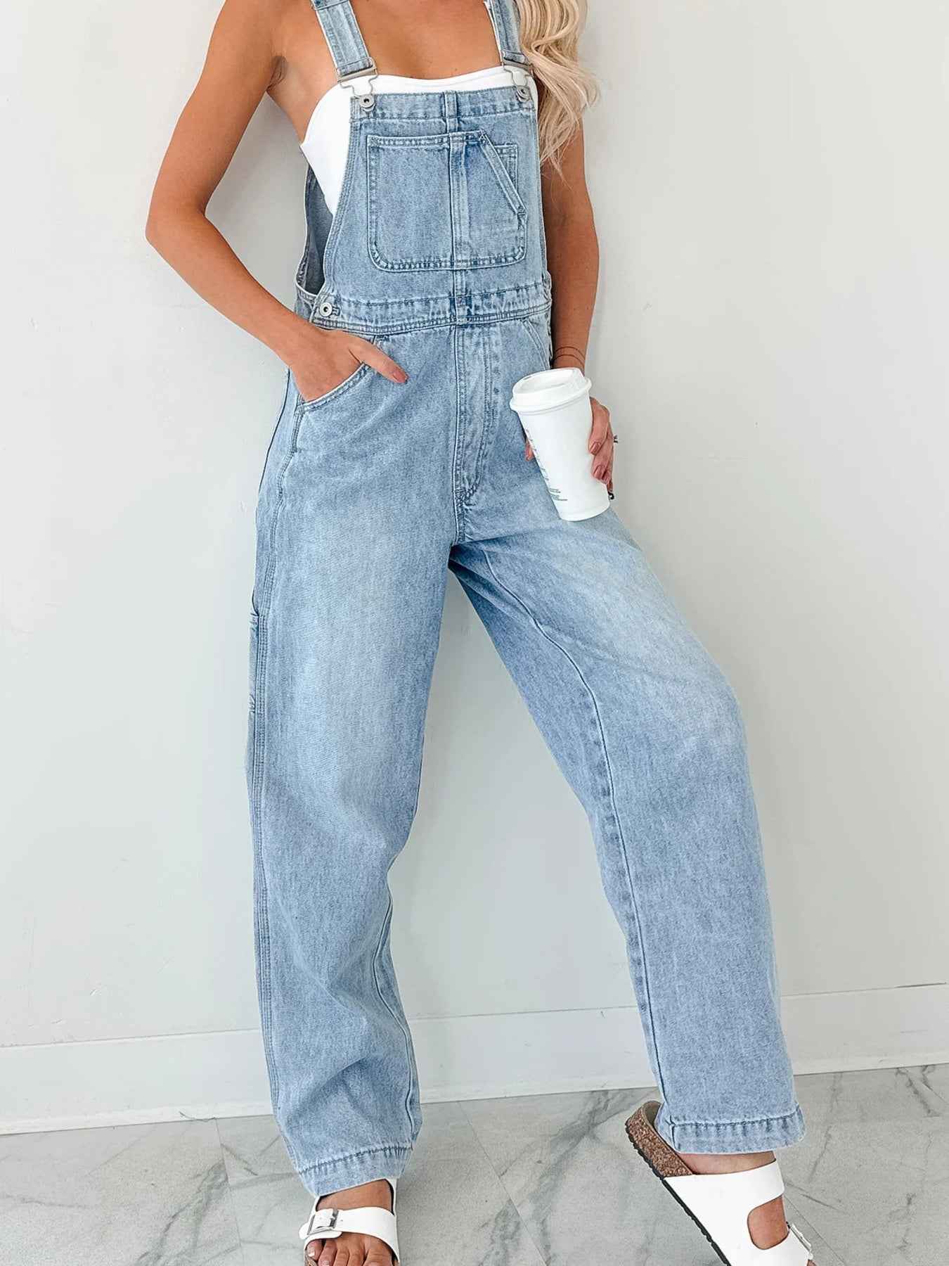 Salopette en denim bleu clair à larges bretelles