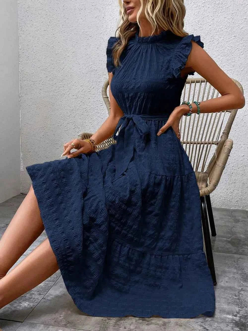 Robe midi à manches courtes, volants et lien à nouer