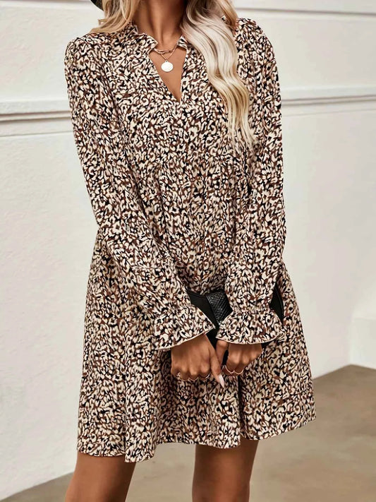 Robe courte à encolure crantée et manches volantées