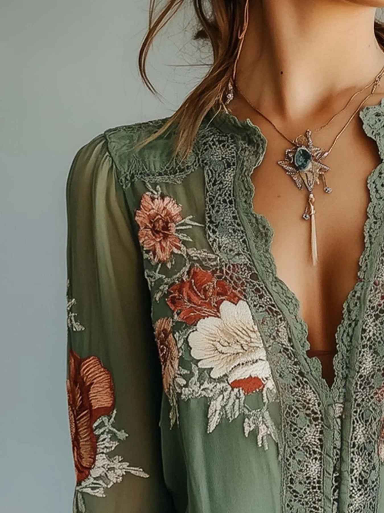 Blouse fleurie avec détail en dentelle